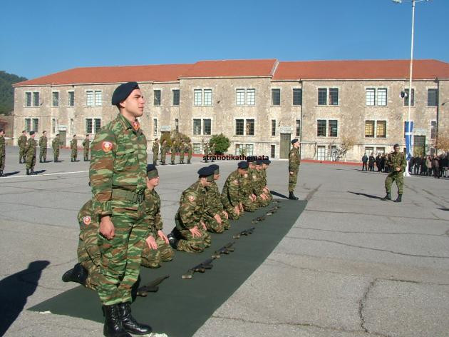 Απίστευτη επίδειξη συναρμολόγησης όπλου από στρατιώτες μας με…κλειστά τα μάτια (βίντεο)